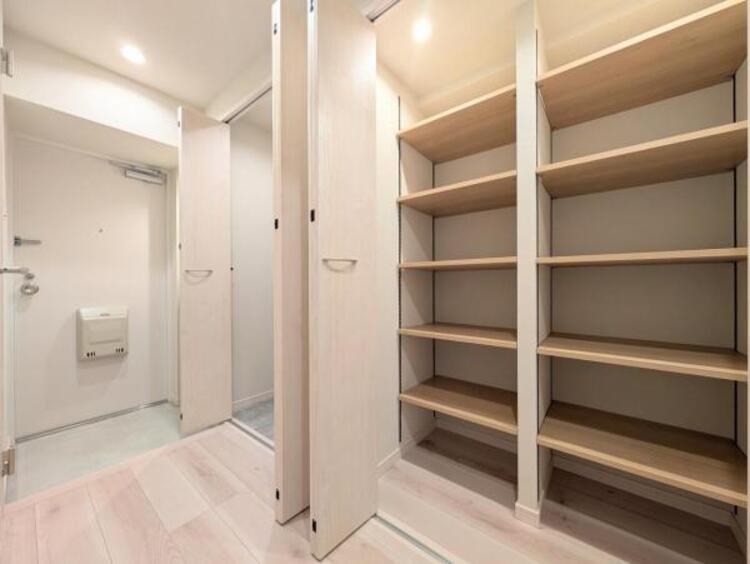 その他 住まいの第一印象を決める玄関スペース。収納力が高い下足入れを設置しており、高級感と清潔感を演出しました。小窓からの採光で明るい設計です。気持ちの良い気分でお出かけする事ができ、帰宅時も良い気分。