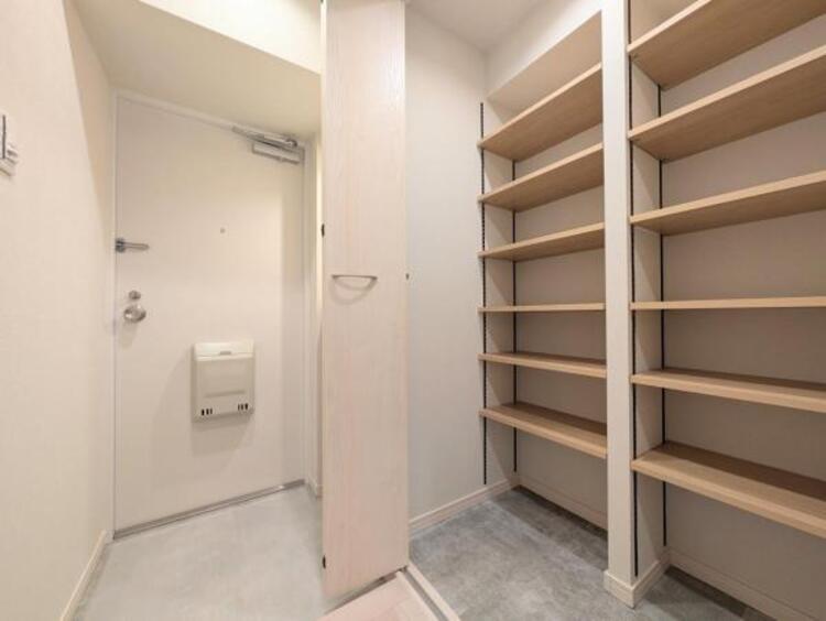 その他 お家の顔ともいえる玄関は広々スペースでシューズインクロークを備えています。ご家族の皆様・来客時にいつでも綺麗に片付いた玄関で出迎えできます。靴だけでなくアウトドアグッズやベビーカーなどの収納に。