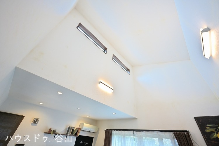 居間 リビング吹き抜けで天井高が高く広々としています