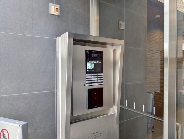 設備 エントランスと玄関の二か所での防犯は空き巣や不審者だけでなく、訪問販売などもシャットアウト出来ます。