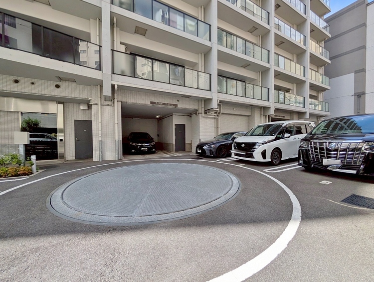 駐車場 本物件の駐車スペースです。車種制限のある場合もございますので、お気軽にお問い合わせくださいませ。