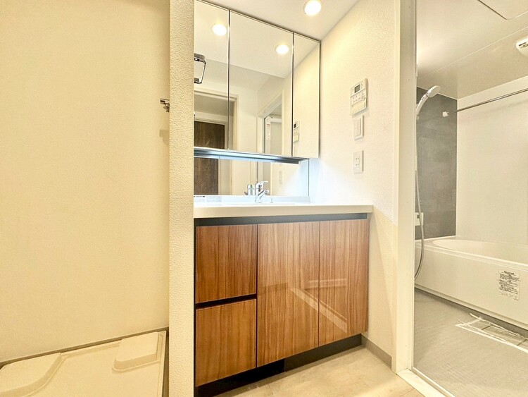 その他 清潔感を感じられる洗面化粧台。