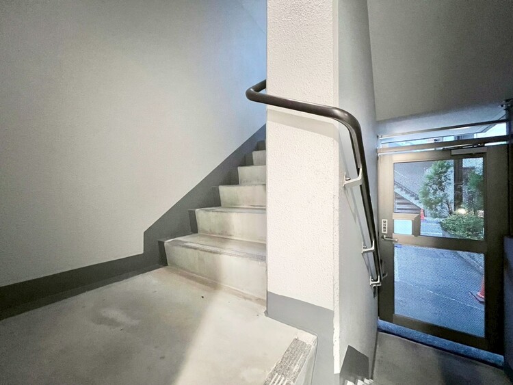 その他 共用部の階段です。明るく清潔に管理されています。