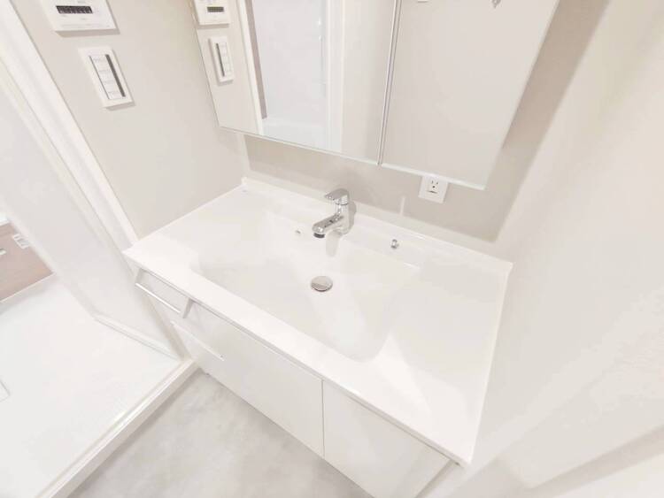 その他 清潔感を感じられる洗面化粧台。