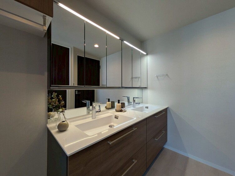 その他 清潔感を感じられる洗面化粧台。