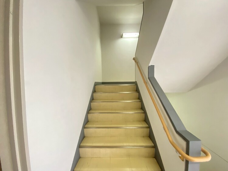 その他 共用部の階段です。明るく清潔に管理されています。