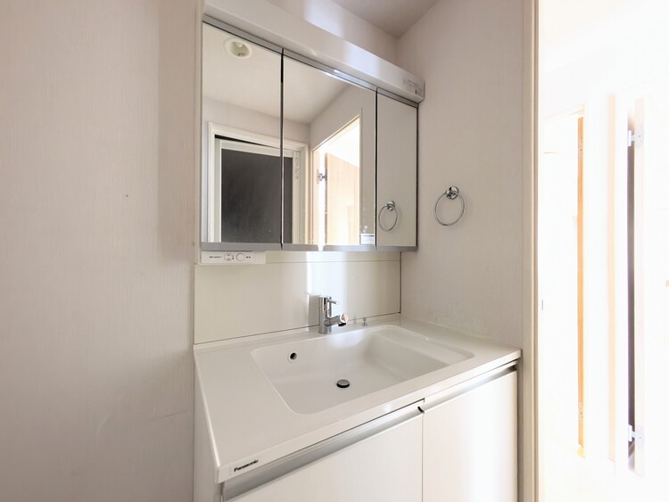 その他 清潔感を感じられる洗面化粧台。