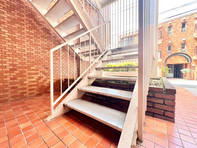 その他 共用部の階段です。明るく清潔に管理されています。