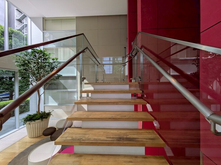 その他 共用部の階段です。明るく清潔に管理されています。