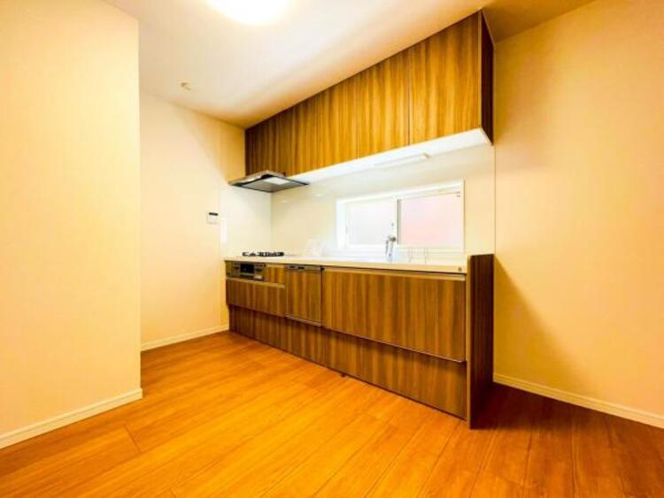 キッチン 【キッチン】広く取られたキッチンスペースはとても便利です。お料理をする人も開放感が心地いいです。