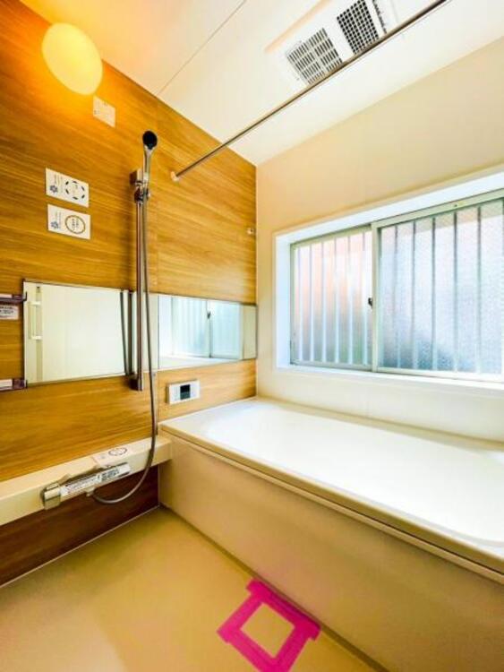 風呂 【浴室】ゆったりと寛げる広々バスで足を伸ばしてリラックス。　最新のユニットバスは設備も充実です。