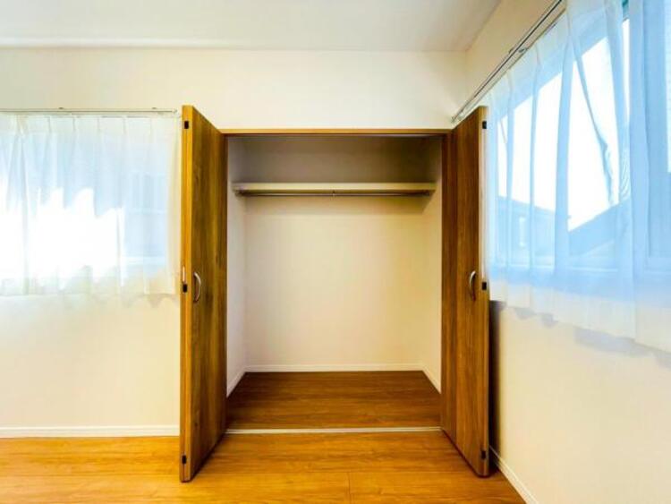 収納 【収納】適材適所に設けた収納は、奥行きもあり多くの物の収納が可能です。扉を閉めるとパッと隠すことができるので、いつでも室内が整理整頓でき気持ちのいい空間として使えます!