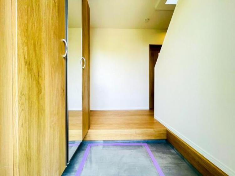 その他 【玄関】お出かけの際に小さなお子様のいるご家庭でもゆったりと靴を履かせて上げることができます。大きな荷物や抱っこしながらでもスムーズに出入り可能なストレスの少ない玄関です。