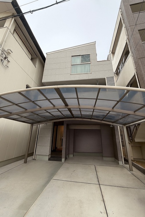 外観 約30坪の戸建物件！！間口の広い整形地となり普通車3台駐車可能♪