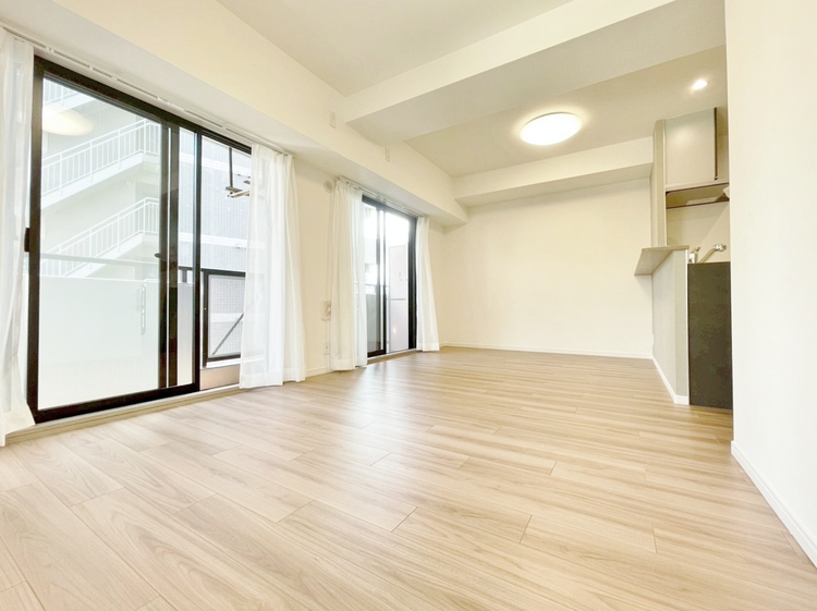 居間 忙しく過ぎゆく日常を置き去るほど、ゆったりした時間が流れるリビング。