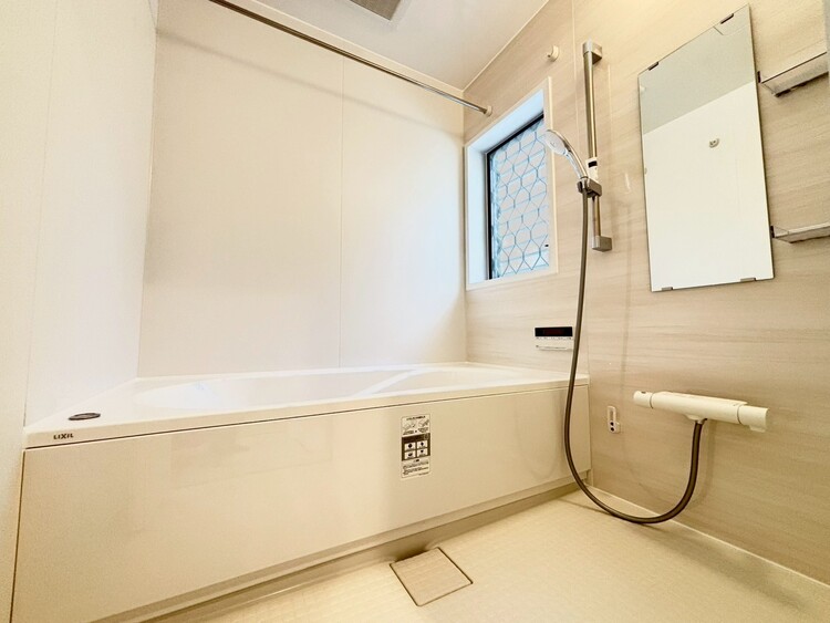 風呂 一日の疲れを癒すバスルームは、心地よいリラックスを叶える清潔感溢れる空間です。