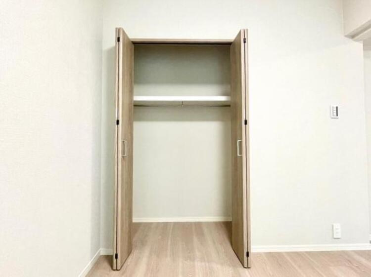 収納 各部屋に備えられたクローゼット。普段使わないものを全部しまってしまえば、13帖のお部屋の空間をたっぷり使うことが出来ます。