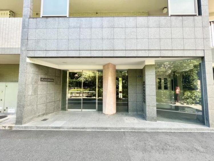 エントランス 管理が行き届いた清潔感のあるエントランス。オートロックや防犯カメラも完備されておりマンションならではの防犯性の高さも住宅選びの大切な要素ですね。