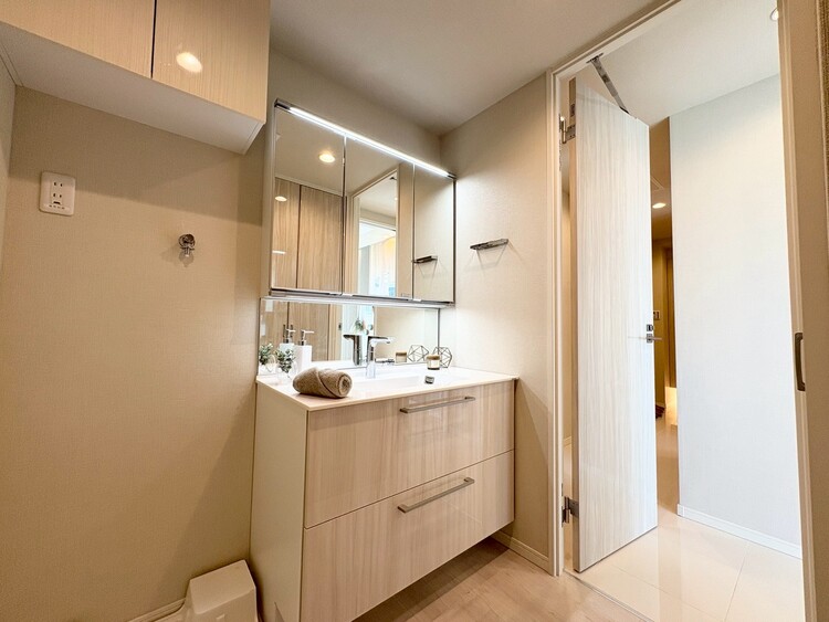 その他 清潔感を感じられる洗面化粧台。