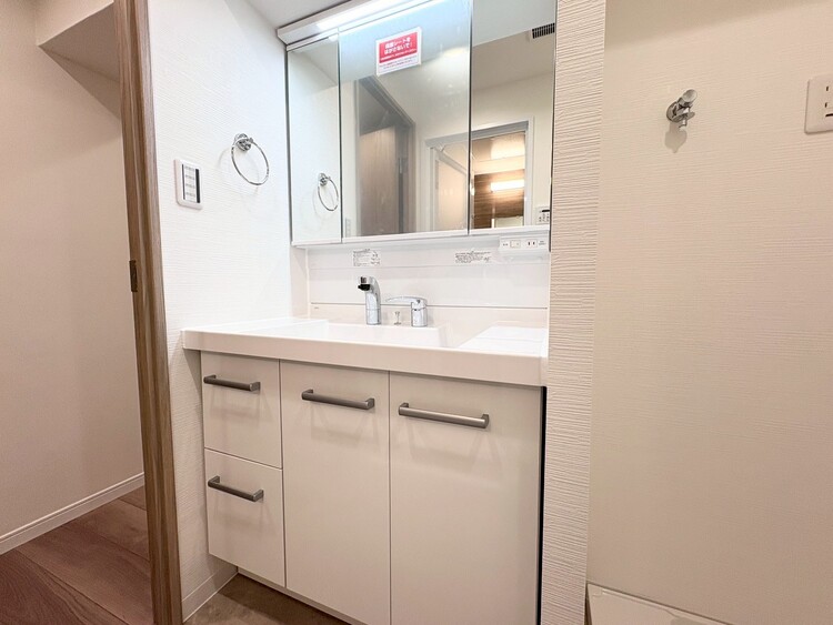 その他 清潔感を感じられる洗面化粧台。