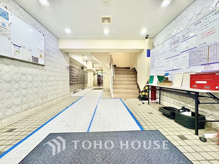 エントランス 高級感溢れるエントランス。新築時の造りの良さが伺える。