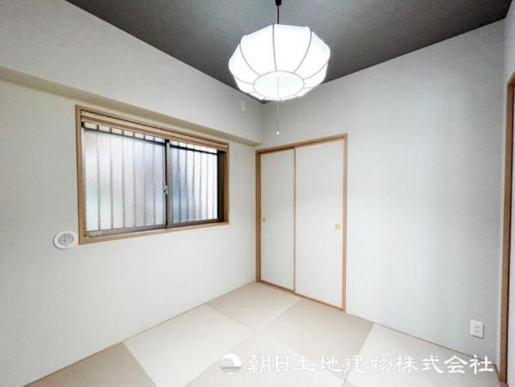 内装 【和室】和室には洋室とはまた違った良さがある。畳の香りに癒され、日本を感じることのできる落ち着きある一部屋です。