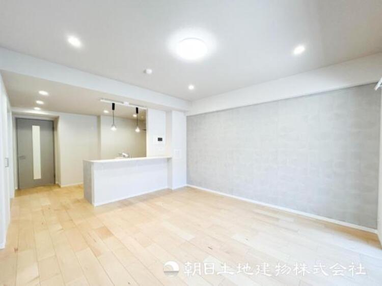 居間 【リビング】大切なご家族、招いた友人と過ごすひと時を溢れる光が優しく包み込む空間。充実した住空間は心を豊かにします。