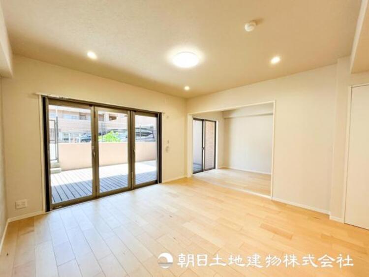 居間 【リビング】開放的で明るい空間が広がるLDK。リビングには潤沢な太陽が降り注ぎ、爽やかな住空間を演出できます