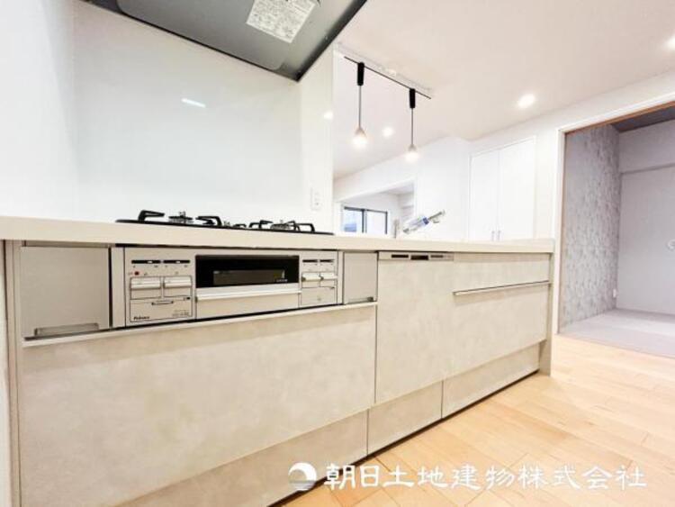 キッチン 【キッチン】シンプルでスタイリッシュなカウンターキッチンです。小さなお子様を安心して遊ばせながら家事ができます。