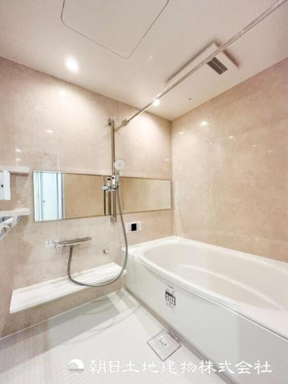 風呂 【浴室】快適な使い心地とゆとりある空間が1日の疲れを解きほぐすバスルーム。空間も浴槽もゆったりのびのび使えます