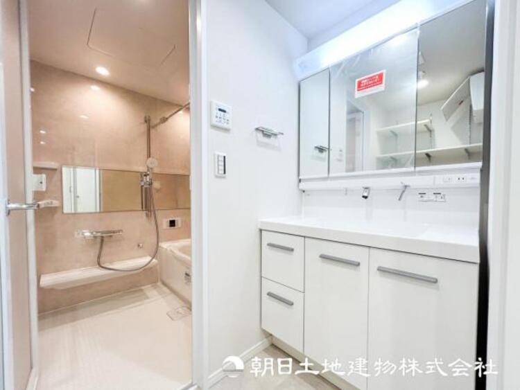 洗面 【洗面化粧台】落ち着いた清潔感のある空間は、身だしなみチェックや肌のお手入れに最適です。収納も十分でゆとりを持たせます。大