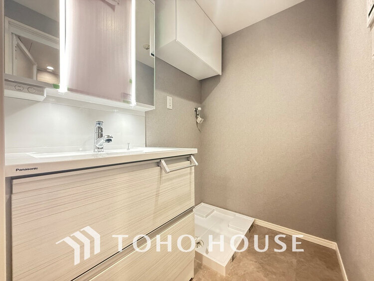 洗面 洗面台には三面鏡を採用。身だしなみを整えやすく収納量も良好です