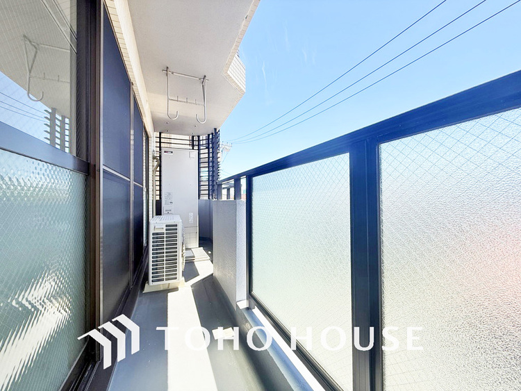 バルコニー 日当たりの良いバルコニーで晴れの日の洗濯物も楽しみになりますね