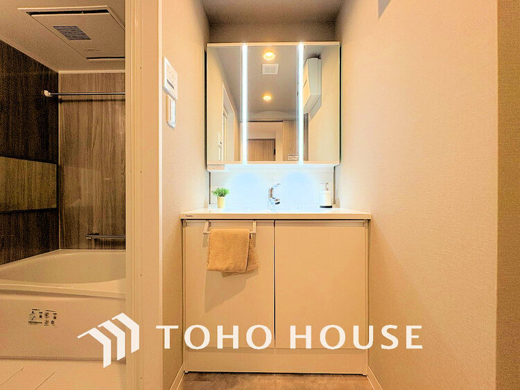 洗面 白を基調とした洗面台。身だしなみを整えやすく収納量も良好です