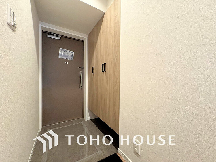 玄関 落ち着いた雰囲気の玄関、家族の帰りを暖かく迎えてくれます