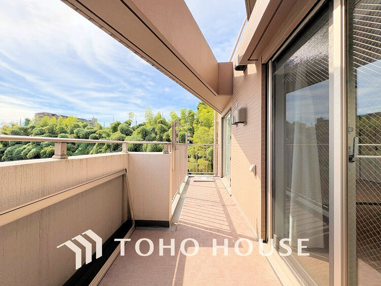 バルコニー 日当たりの良いバルコニーで晴れの日の洗濯物も楽しみになりますね