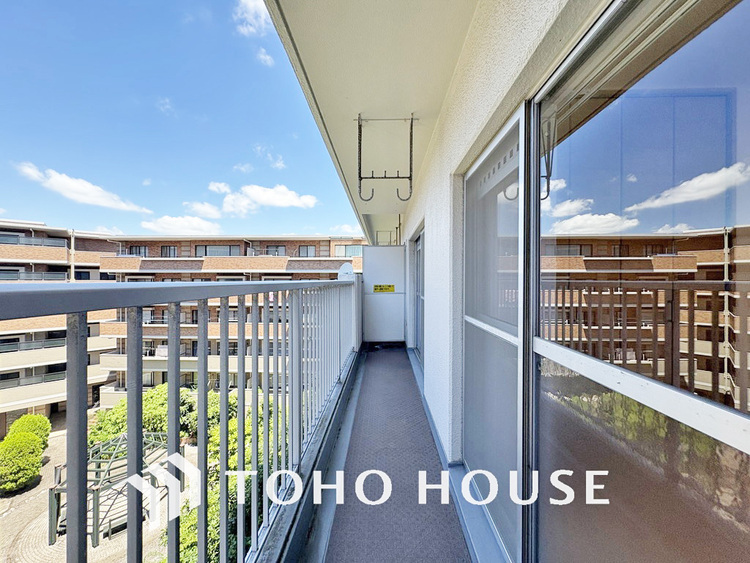 バルコニー 日当たりの良いバルコニーで晴れの日の洗濯物も楽しみになりますね