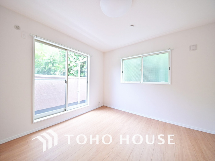 内装 採光もある洋室は、くつろぎのひと時を過ごすのにぴったり