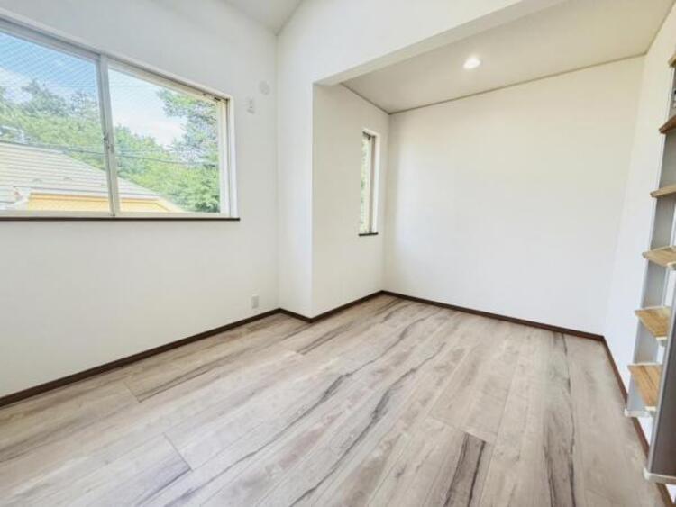 内装 窓からたっぷりと陽光が注がれる明るい空間。家族の成長に対応できる永住仕様の間取り。一日の疲れをいやしてくれる主寝室。時を忘れて過ごす場所として過ごせるお部屋。 