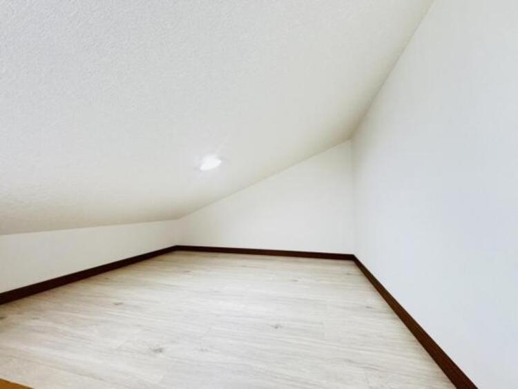 内装 ユニバーサルな空間を創出しているロフトスペース。大好きな書籍、大事なアクセサリー、そして大切な思い出の品々。そんなものを傍らにそっと置いておきたい。そんな時に重宝しますね。 