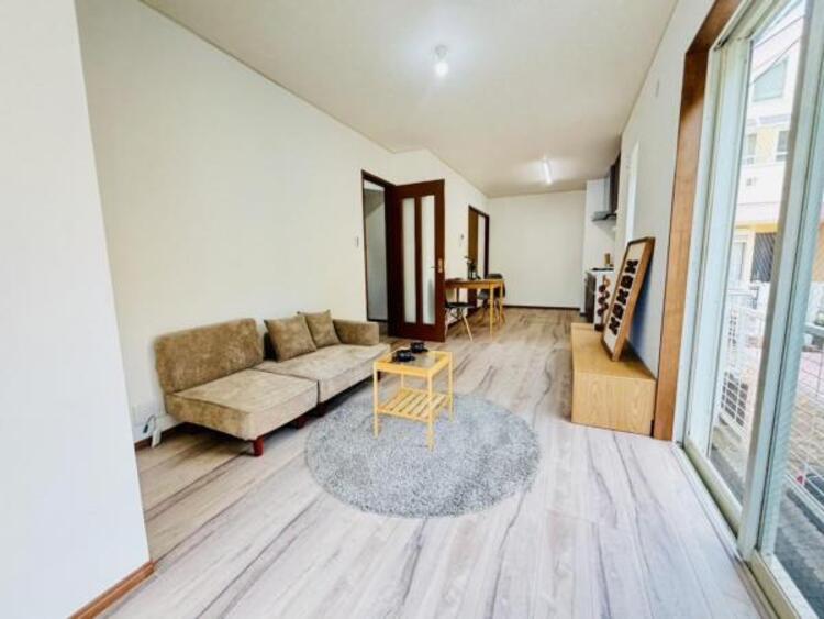 居間 大切な時間を共に過ごすのは、「家族」も「お住まい」も同じです。時代が経っても変わらない居住性の高さと、いつまでも色褪せず住む毎に親しみ深くなるデザイン。「みんな」で一緒に毎日を過ごしましょう。 