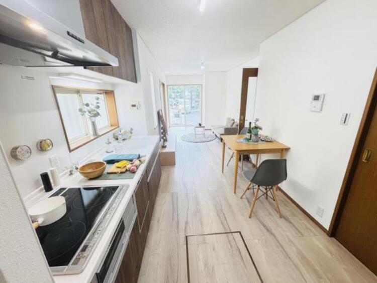 居間 光と風があふれる開放的なリビングダイニングには自然と家族みんなが集まってきます。明るく穏やかな空気のなかで食べたり、笑ったり。そんな幸せを感じさせてくれる場所です。 