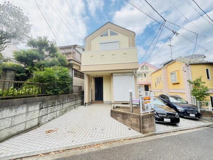 外観 爽やかな陽光がもたらす至福の時間、ゆっくりと装いを変えていく街の情景、高く青い空のと悠久を感じる自然、この街ならではの美しい情景が織りなす時を感じ始まる家族の物語 