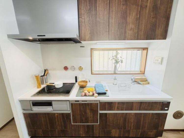 キッチン 広々としたシステムキッチンは2人で立っても窮屈さを感じさせません。お休みの日にご家族みんなでお料理を楽しめます。 