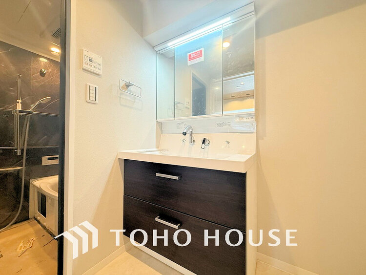 洗面 白を基調とした清潔感のある洗面室で朝の身支度を