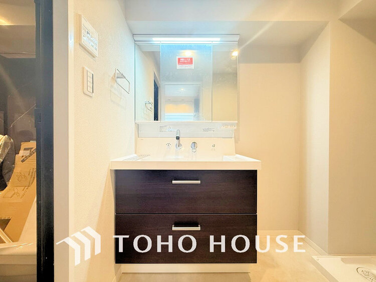 洗面 洗面台には三面鏡を採用。身だしなみを整えやすく収納量も良好です