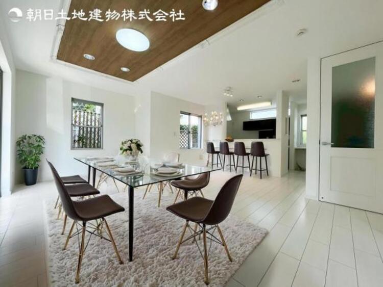 居間 本画像はCGで作成しており、実際に現地に家具は置かれておりません。尚価格に家具は含まれておりません。