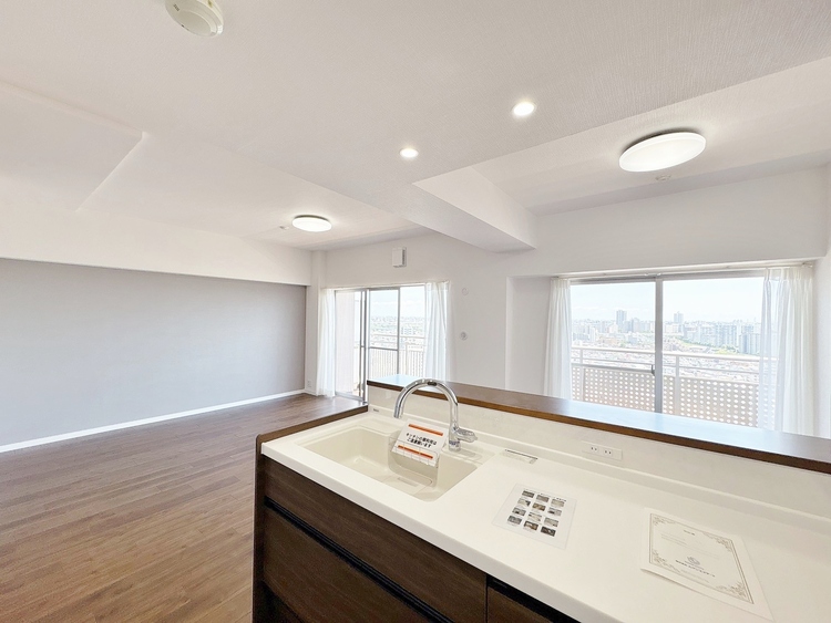 居間 居心地の良い空気感は、暮らしのステージを彩り、心からのやすらぎと満足感を与えてくれます。