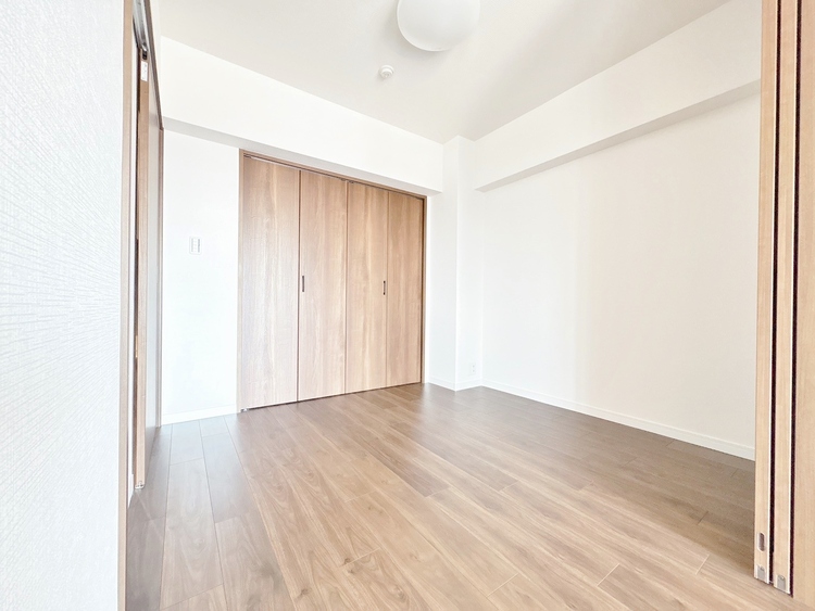 寝室 ベッドも十分に設置するスペースがあります。