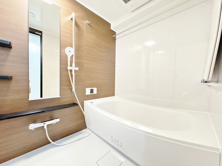 風呂 一日の疲れを癒すバスルームは、心地よいリラックスを叶える清潔感溢れる空間です。